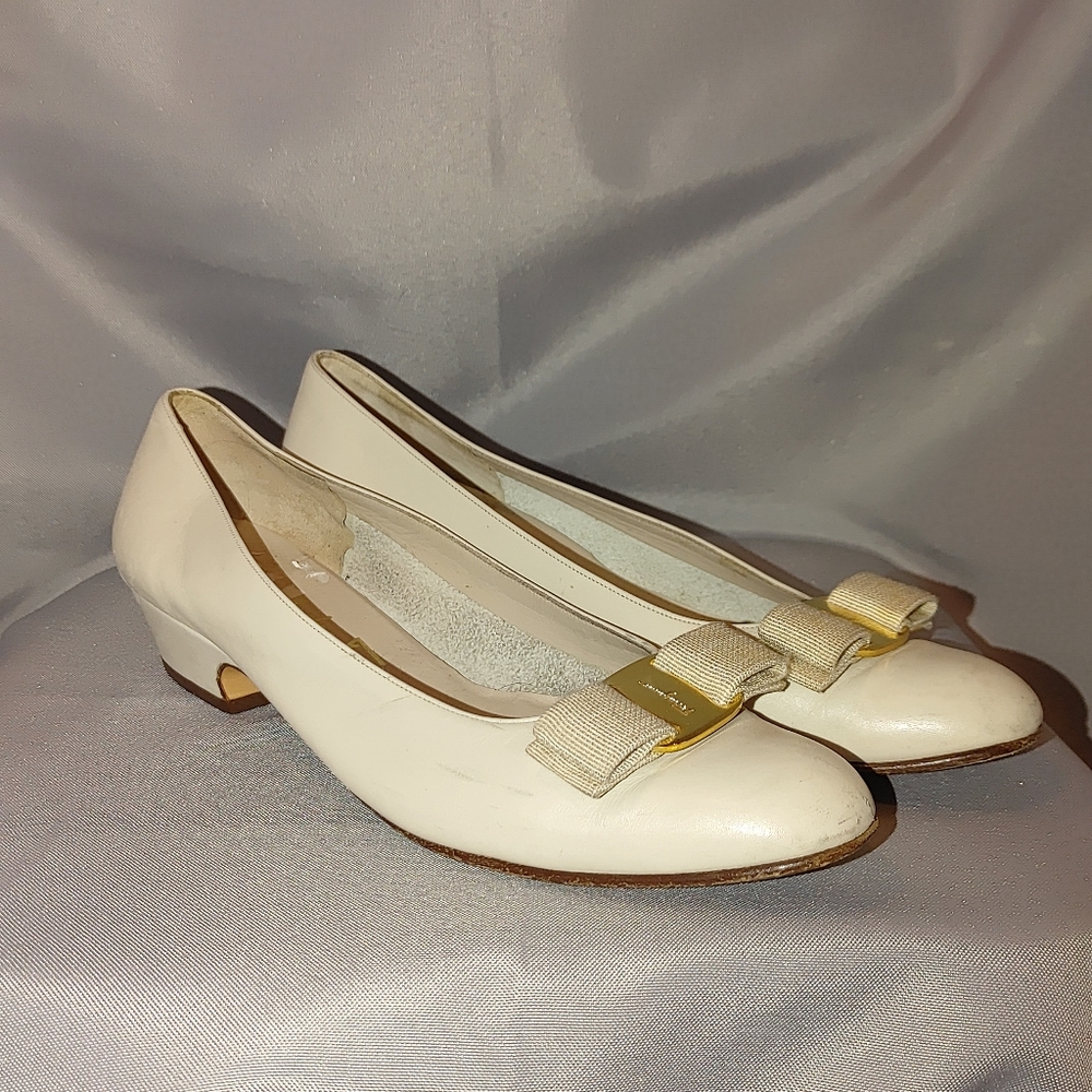 Salvatore Ferragamo Vara Bow Pump Ivory Round Toe Vintage 8 AA Narrow